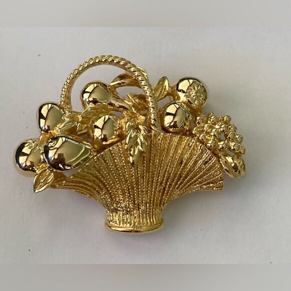 Vintage Gold Tone Brooch Pin Basket of Fruit Flowers Signed - Picture 1 of 4